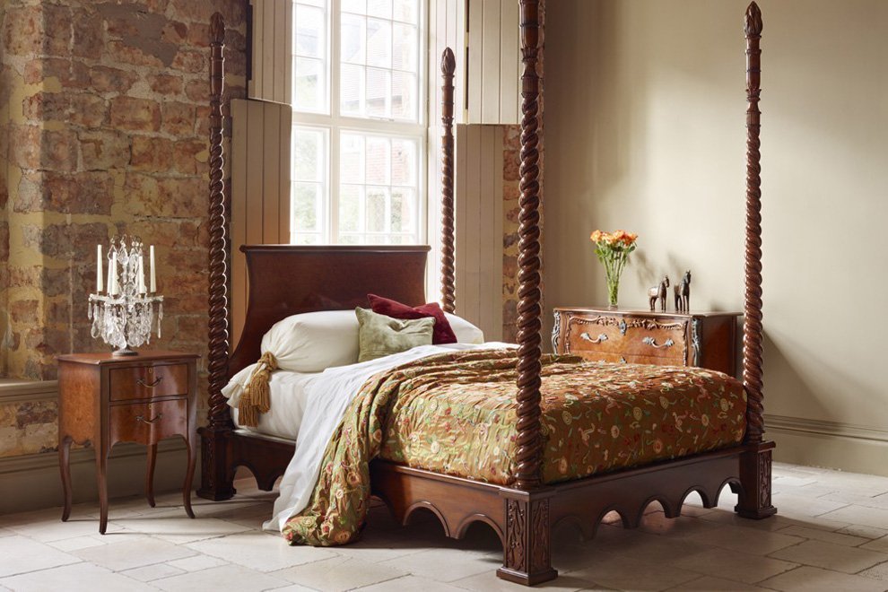 Royalcore venetian wooden four poster bed